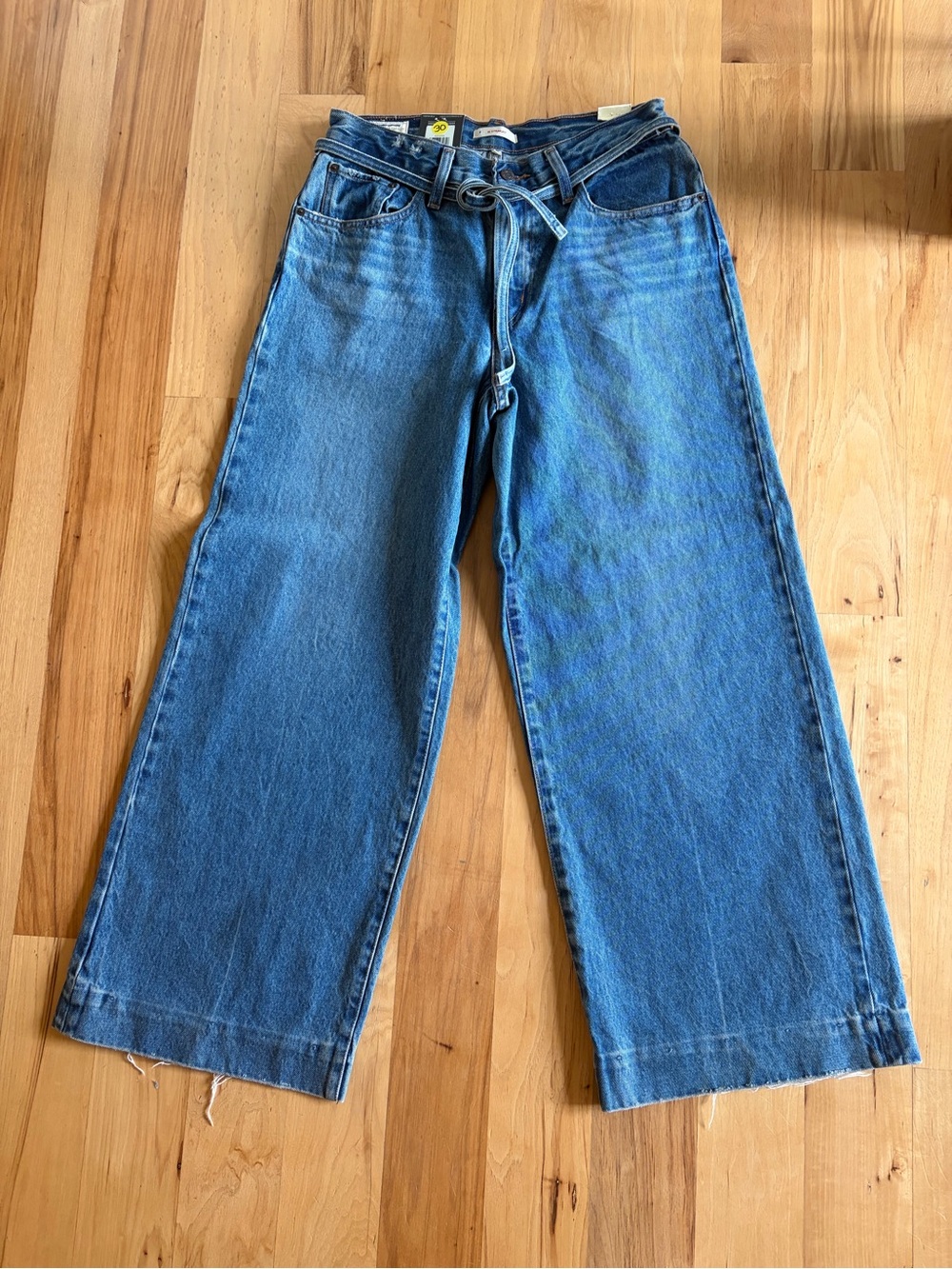 Levi's Wide-Leg High-Rise Jeans in Mid Blue with cute jeans belt! New!